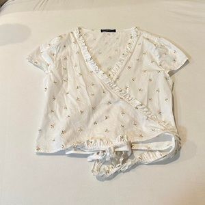 Brandy Melville floral wrap top
- white and pink print, ruffle detail, tie top